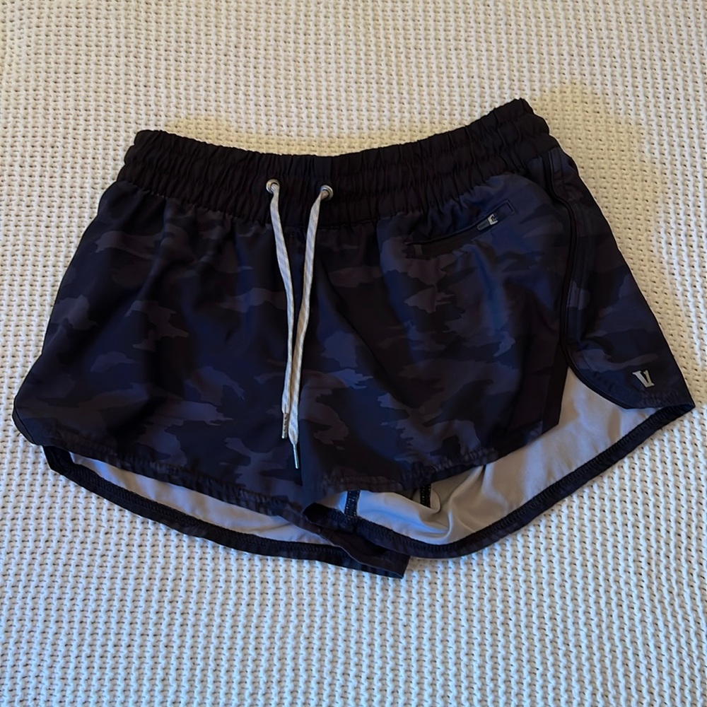 Vuori clementine shorts 2.5 inch